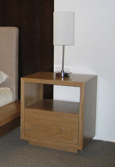 oak bed side